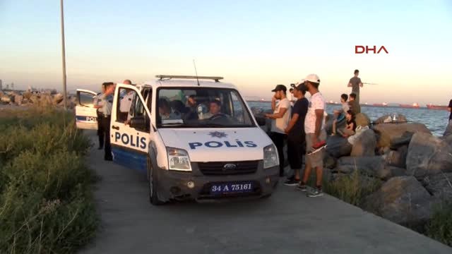 Bakırköy'de Serinlemek Için Denize Giren Bir Kişi Kayboldu