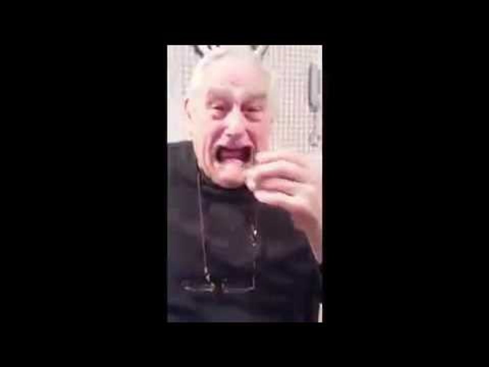 Quand papy perd son dentier pendant un jeu familiale
