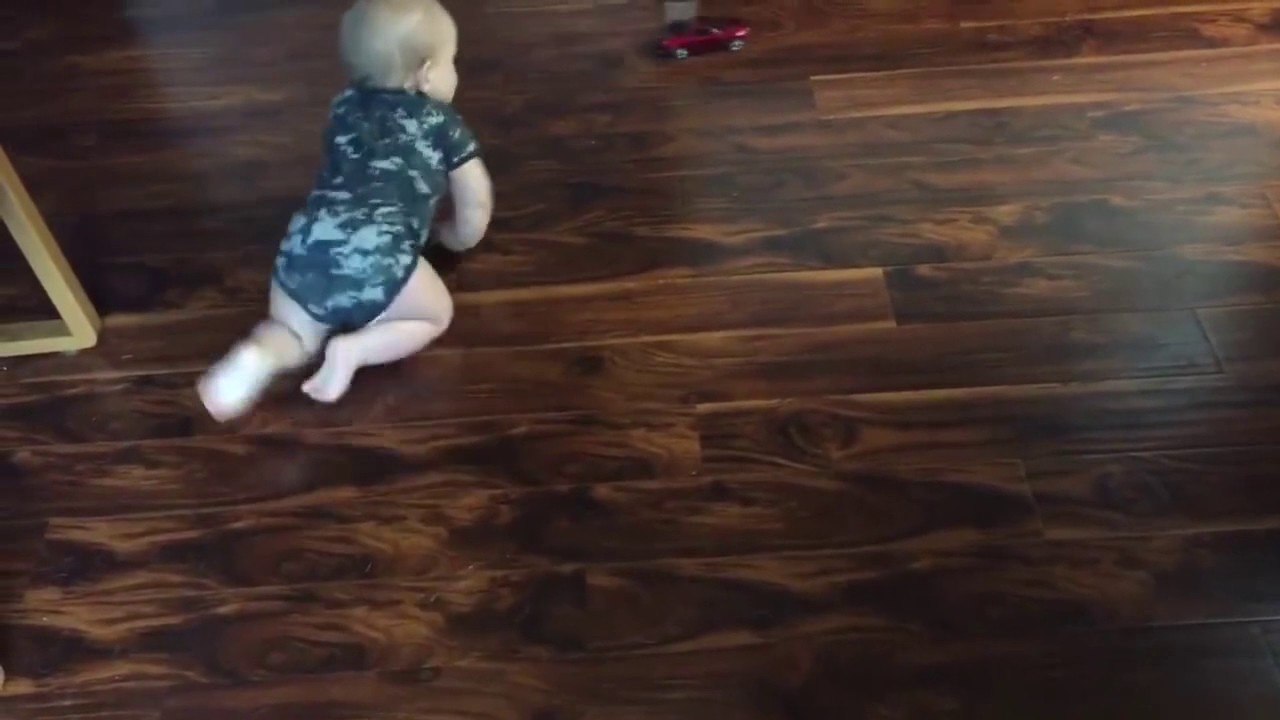 Reviens petite voiture!!! Que je t'attrape. Trop mignon le bébé