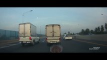 Un camion perd une roue en pleine autoroute