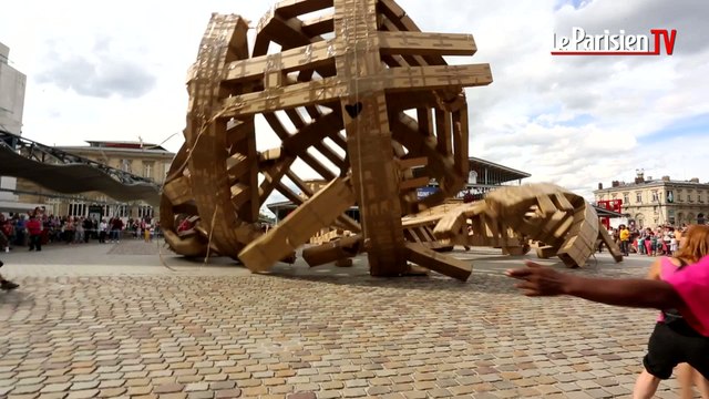 Démolition d'une ville éphémère en carton à la Villette