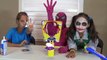 Défi visage dans enfants vie tarte rose réal Fille de laraignée super-héros contre Joker irl