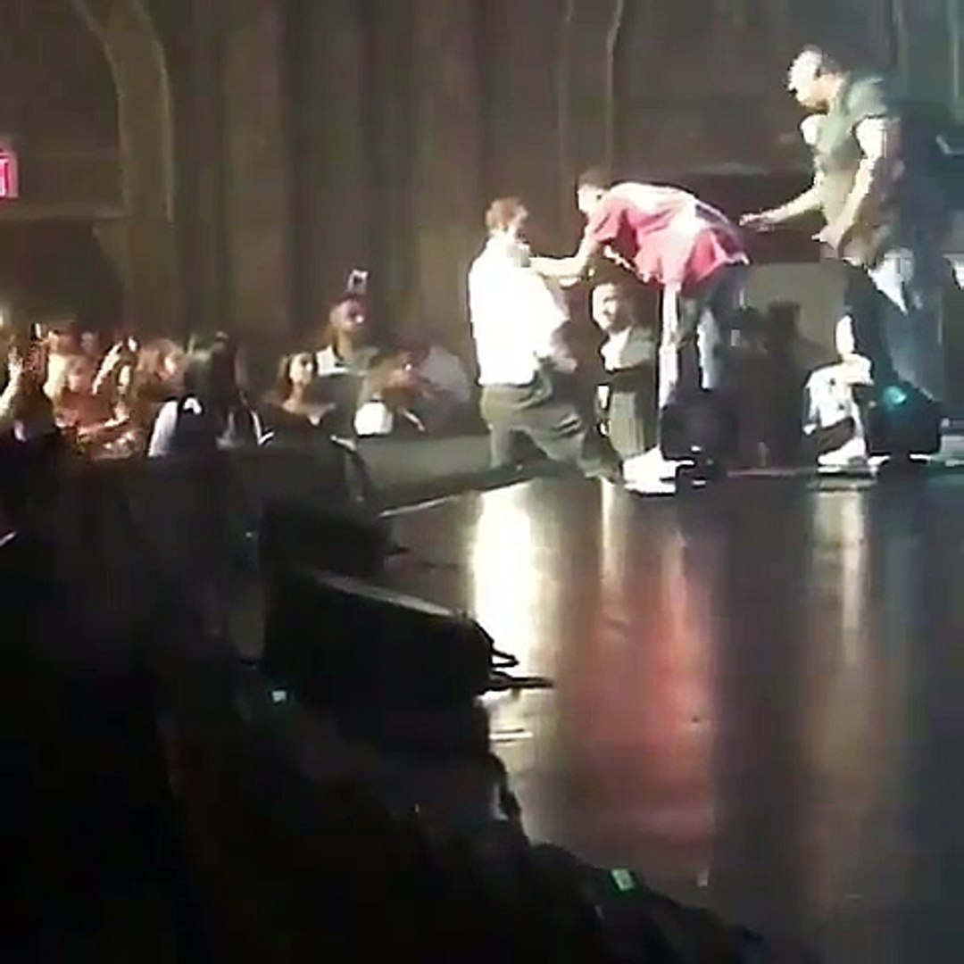 Otro video mas del microfonaso que dio Ozuna en reciente concierto