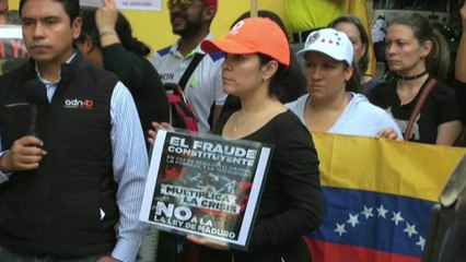 Venezolanos protestan contra Constituyente rodeados de mexicanos que la respaldan