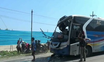Bermaksud Hindari Truk, Bus Ini Malah Kecelakaan Beruntun