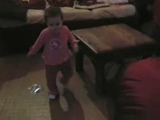 premiers pas de Yaëlle...et c parti...