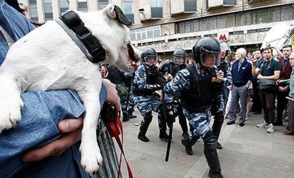 Российские полицаи издеваются над малолетней Чеченкой и ее отцом