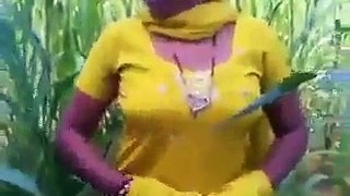 Sexy Kuri Ne Puri Salwar Khol di