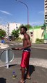 Un jeune homme tente de vendre du steak haché cuit par le soleil à des policiers