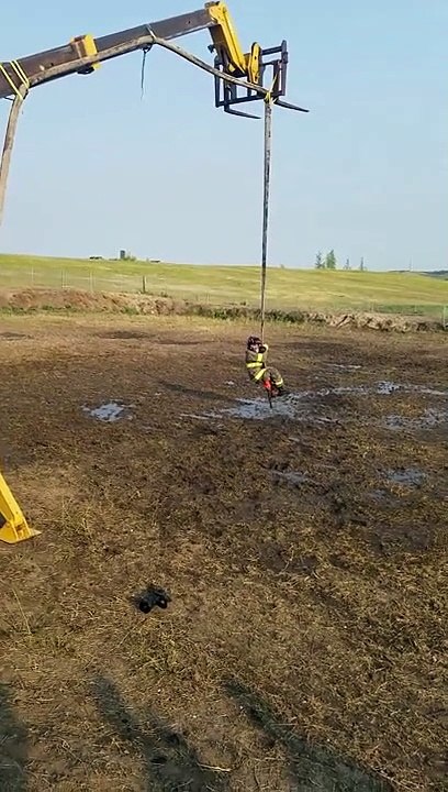 Un pompier fait du rodéo avec une lance incendie