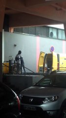 Cette vidéo d'un employé de La Poste en plein "travail" scandalise les internautes