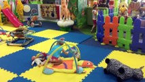 Divertido de patio de recreo vídeo video Niños para centro de entretenimiento vlog nastyushik monta en un columpio