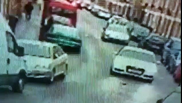 Kaza sonrası aracın içinden çıkan 9 gencin ilginç görüntüsü kamerada