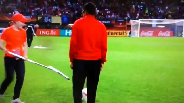 Le ramasseur de balles qui glisse sur la pelouse pleine d'eau