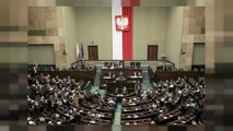 Bruselas saca tarjeta amarilla a Polonia, por considerar su reforma judicial discriminatoria