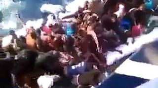 بحار تونسي يصور مهاجرين غير شرعيين في قارب وهم يغرقون