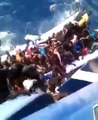 بحار تونسي يصور مهاجرين غير شرعيين في قارب وهم يغرقون