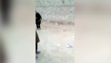 El peligroso juego de estos niños pakistaníes