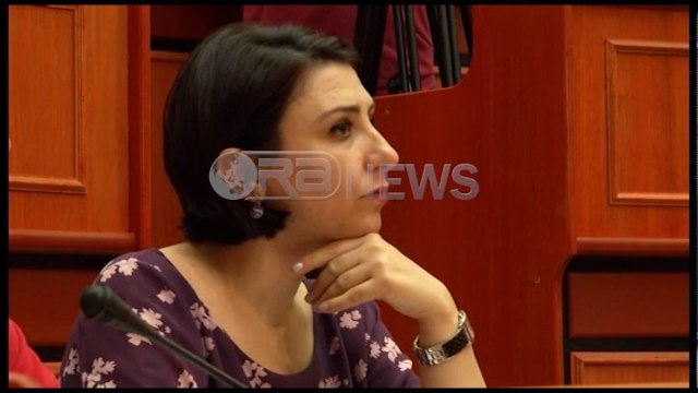 Ora News - Kolegji Zgjedhor vendos: Mandati i këshilltares i takon Genta Mezinit