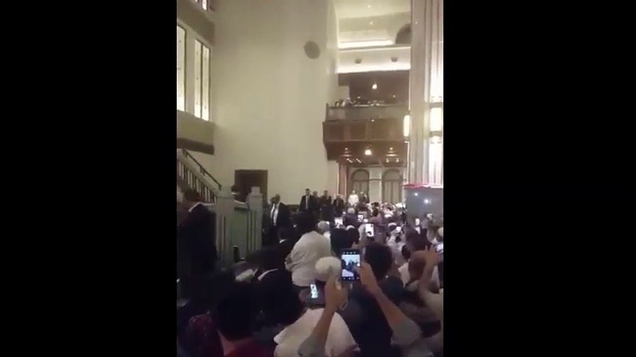 رئيس أركان الجيش التركي وقادة القوات البرية والجوية والبحرية يشاركون بزيهم العسكري في صلاة الفجر بمسجد الأمة بالعاصمة أن