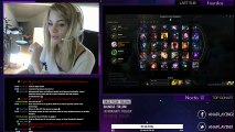 Une jolie blonde se brule les cheveux pendant un live Twitch
