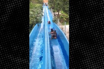 Genç Kız, Su Kaydırağında Arkadaşlarını Ezdi Geçti!