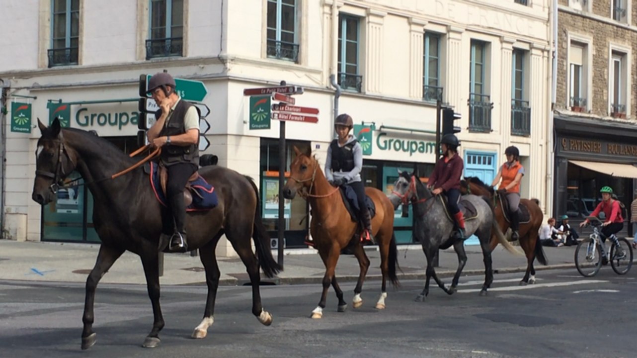 Départ du pèlerinage vers Lisieux à cheval