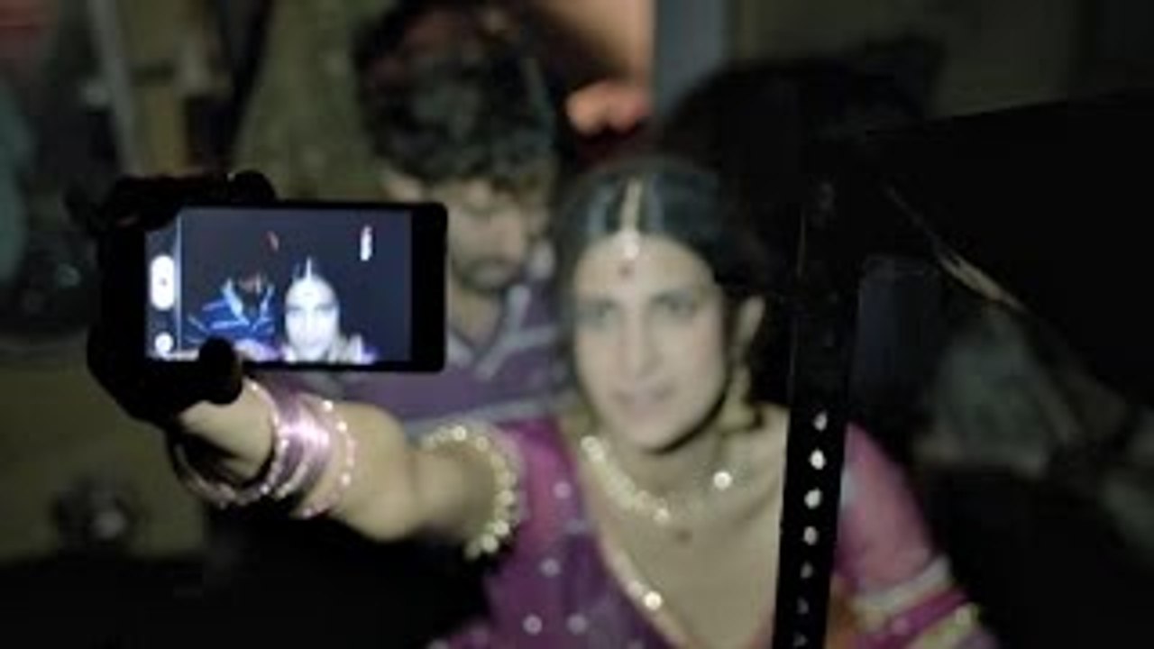 lipstick under my burkha Hot scenes - konkona sen aahana kumra plabita borthakur