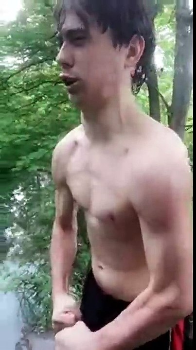 Un homme s'évanouit et tombe d'une falaise !!