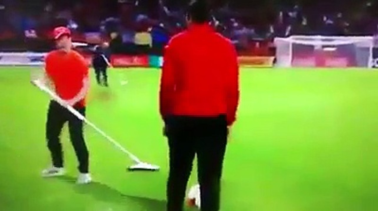 Un ramasseur de balle voulait tirer le ballon ! Fail