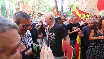 Manifestantes a favor de La G.Civil se enfrentan a TV3 en Barcelona