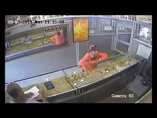 فتاة في عشرين من عمرها لعبت على بايع الذهب وسرقته