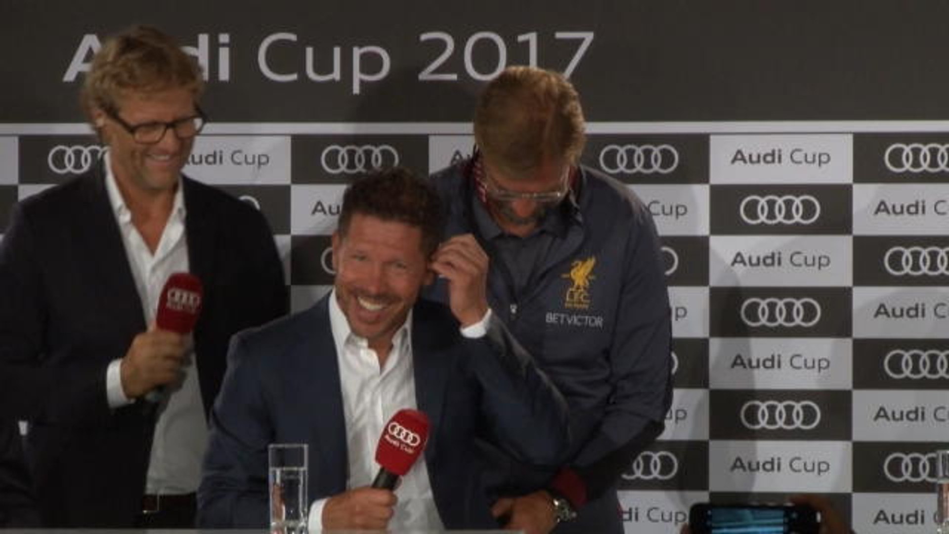 Lost in translation - Klopp helps out Simeone at press conference - video  Dailymotion