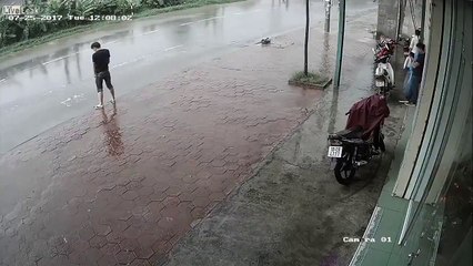 Resolveu urinar na via pública e recebeu dose de karma instantâneo