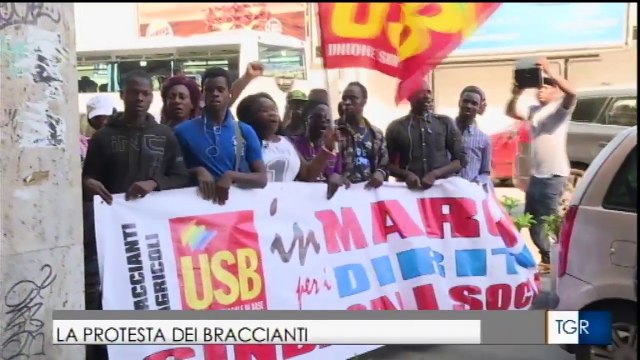 Puglia, migranti protestano davanti alla sede della Regione: vogliamo case e lavoro buono e si organizzano nel sindaca