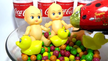 Finger Family Nursery Rhymes Song Baby Doll Bath Time Learn Colors M&M & Coca Cola Bottle