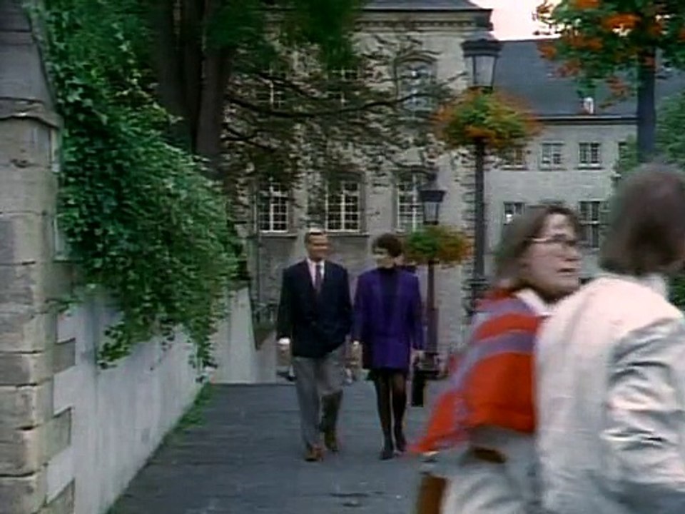 Dracula (1990) 01x21 Klaus Encounters Of The Interred Kind