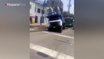 Un hueco casi se traga a un camión de carga en México