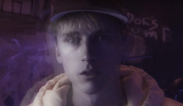 Linkin Park Tourmate Machine Gun Kelly Honors Chester Bennington With 'Numb' Cover | Billboard News