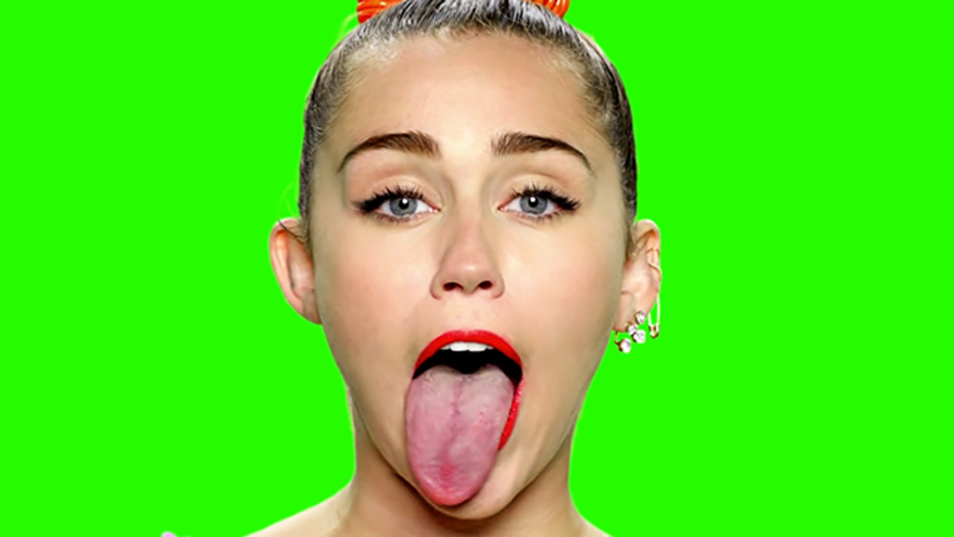 ⁣Noah Cyrus Spits In Miley Cyrus Mouth