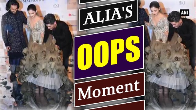 Alia Bhatt suffers WARDROBE Malfunction at ICW 2017; Watch Video | Filmibeat
