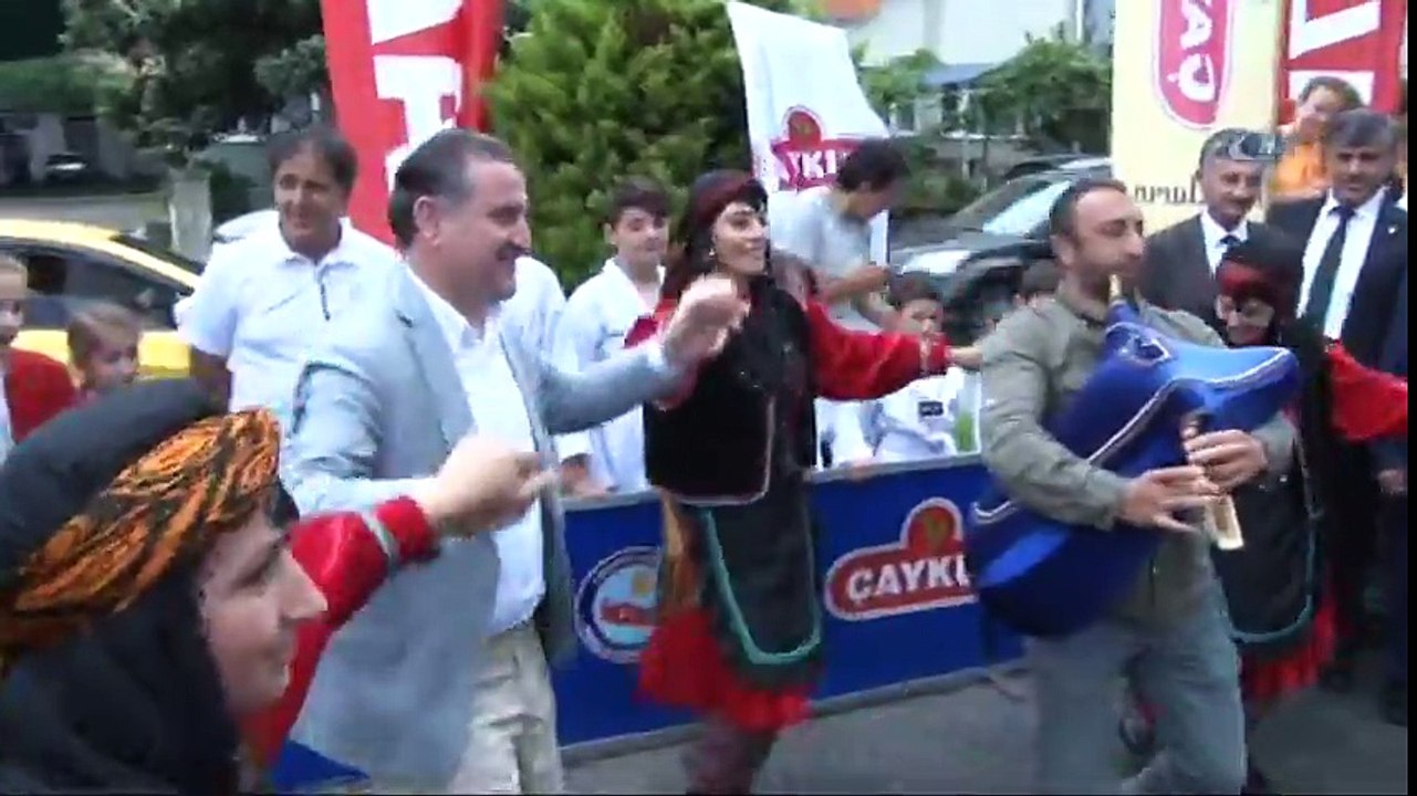 Bakan Osman Aşkın Bak,  Horon Oynadı