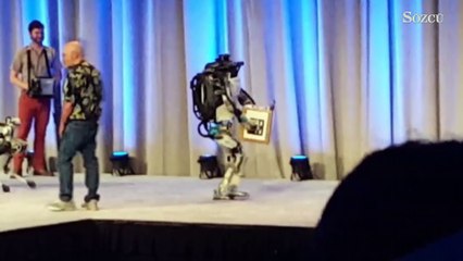 Son teknoloji robot sahneyi düşerek terk etti