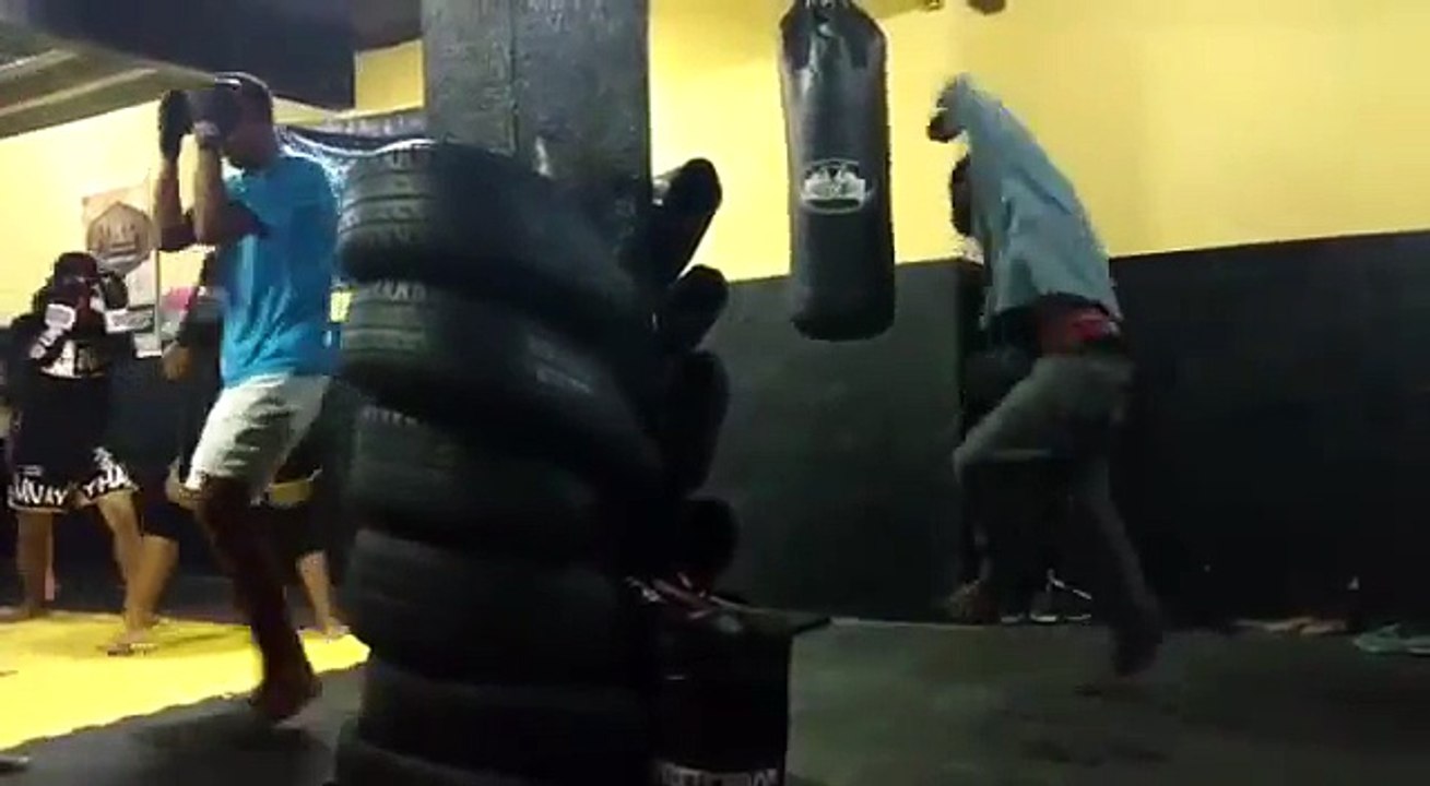 Bêbado treinando na academia