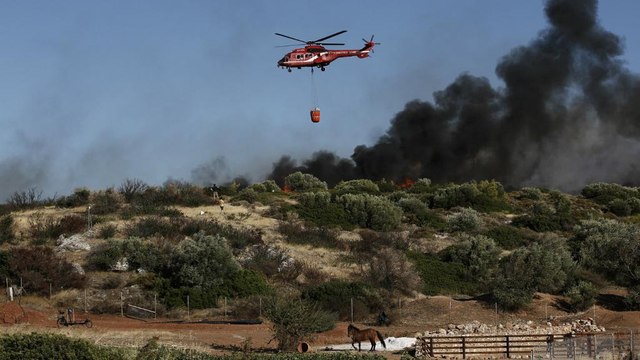 Προσπάθειες για να τεθεί υπό έλεγχο η πυρκαγιά στα Καλύβια