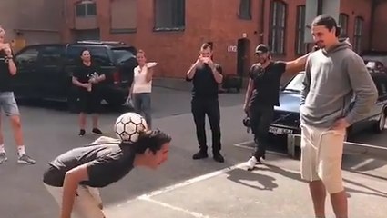 Ibra impressionné par des freestylers