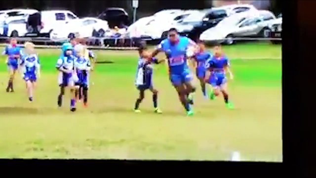 Un enfant de 7 ans explose les adversaires de son âge qui semblent être des bébés à côté