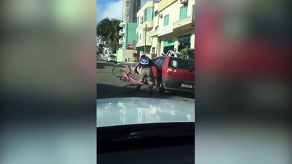 Un homme fait du vélo très alcoolisé !