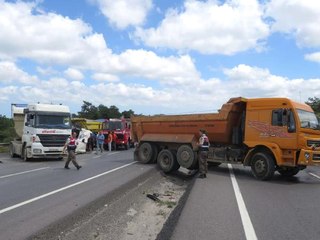 3 Hafriyat Kamyonu Birbirine Girdi, Ortalık Savaş Alanına Döndü
