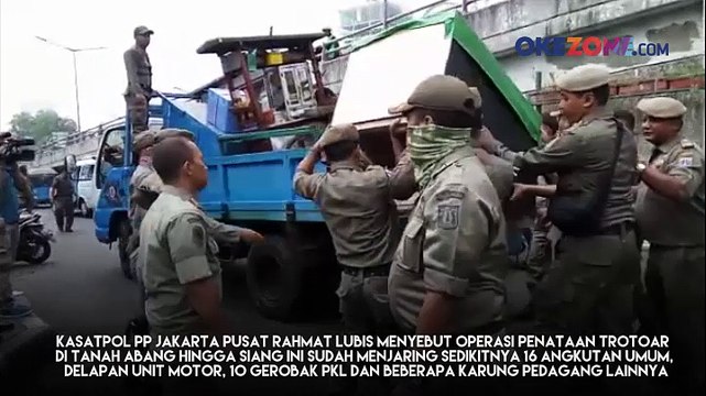 Puluhan Angkot dan PKL Terjaring Operasi Penataan Trotoar Tanah Abang